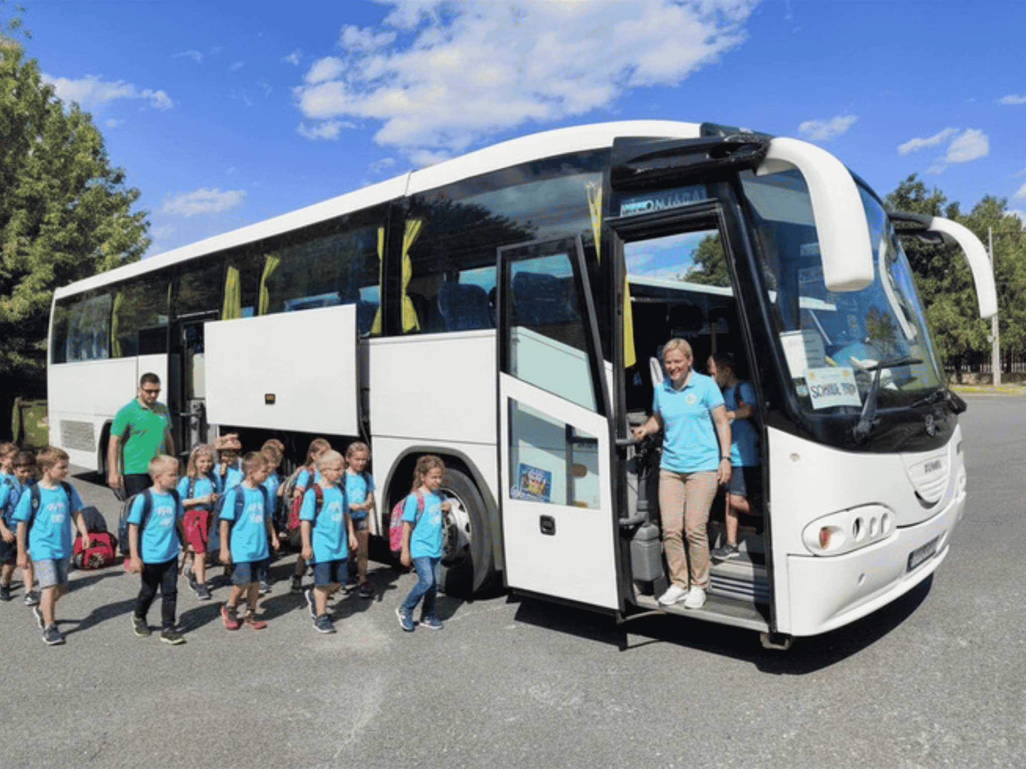 Iskolás csoport kirándulni megy a Transport-R Bt. buszával.